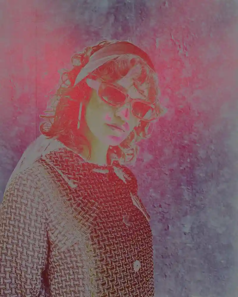 MLS-Agency fashion shoot - Close-up of model with dramatic lighting, flick animation for editorial impact